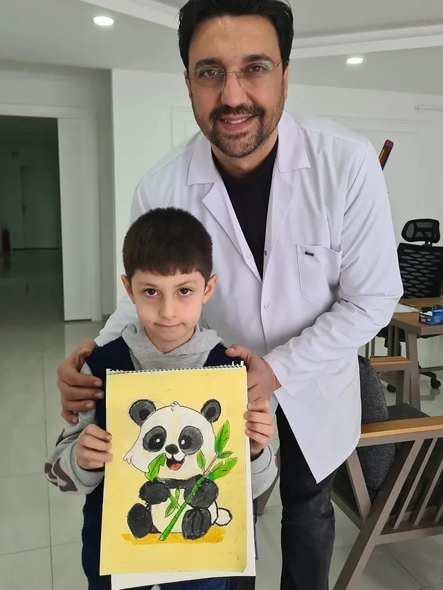 Eğitmenimiz Sadi Avşar ve öğrencisi panda tablosuyla
