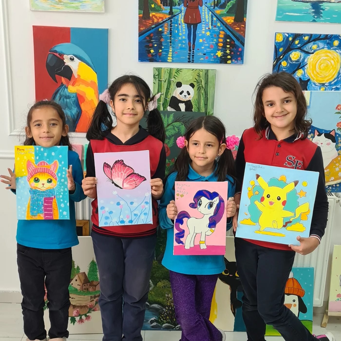 Öğrencilerimizin tamamladığı renkli hayvan ve karakter tabloları